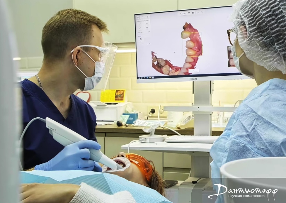 Лишилась зубов в 20 лет: в «Дантистофф» безвозмездно помогли пациентке