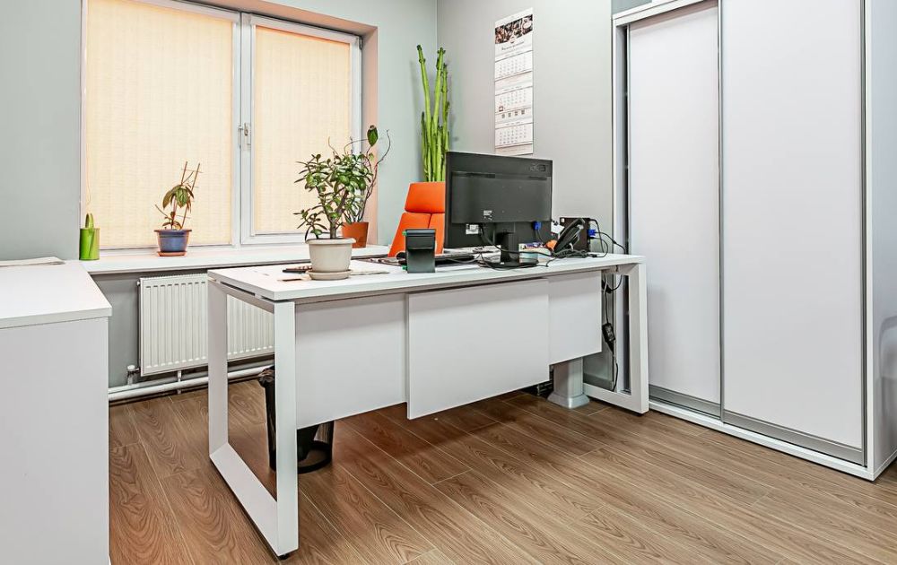 Почему для офиса выбирают столы на металлических ножках: плюсы и минусы