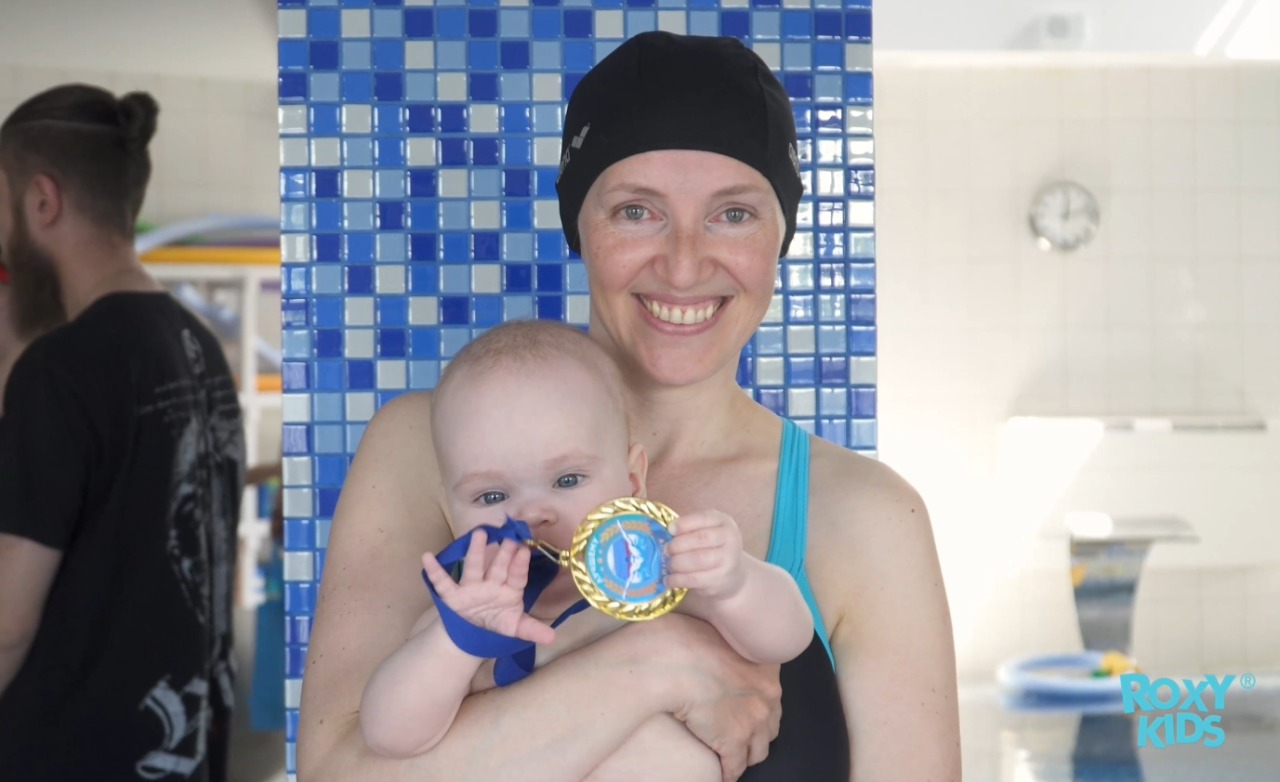 ROXY-KIDS организовал первый в мире заплыв младенцев с кругами на шею