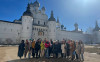 работники турфирм из Санкт-Петербурга и Москвы на фоне Ростовского Кремля