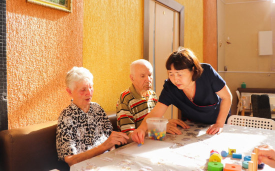Поддержка когнитивных способностей у пожилых с деменцией в пансионатах