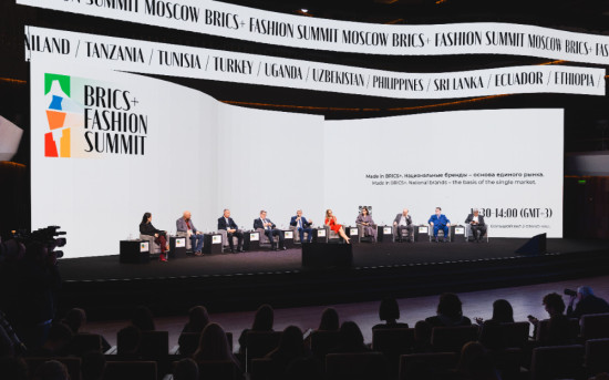 Пленарная сессия BRICS+ Fashion Summit “Made in BRICS+” с участием итальянской киноактрисы Орнеллы Мути (на фото в центре). Фото: Фонд моды, Зарядье, Москва, 28.11.2023 г.