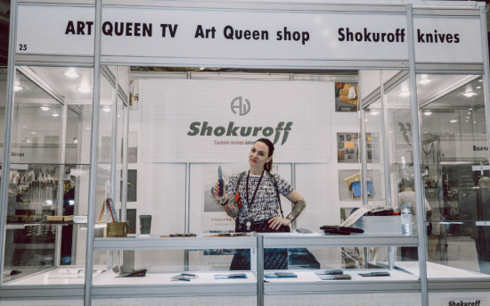 Компания ART QUEEN на весенней Междунарожной выставке Арсенал в Москве. На фото - руководитель, продюсер проектов, дизайнер ножей и EDC аксессуаров - Нина Макинтош.