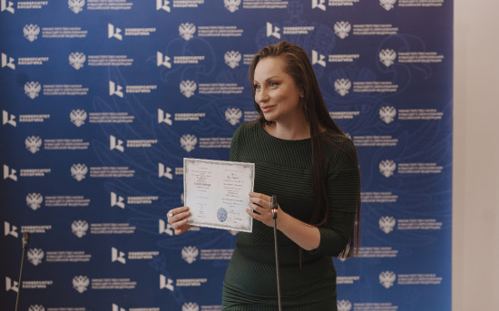 Мария Тарханова вручает государственные дипломы выпускникам своего курса
