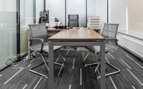 Какие кресла выбрать в офис: сетка или кожзам