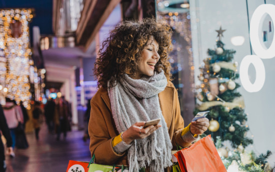 Половина потребителей купят новогодние подарки на сезонных распродажах
