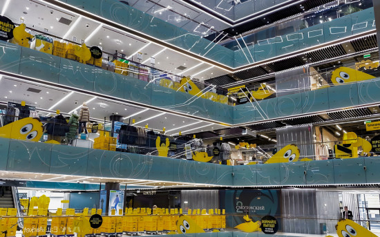 Многоуровневый интерьер универмага «Стокманн» во время акции «Сумасшедшие дни» совместно с «Кубик Медиа»