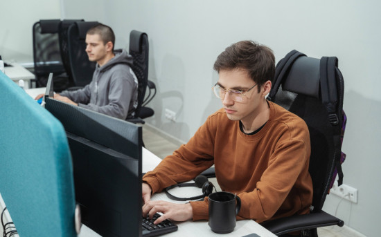 Молодой человек сидит за компьютером, Лайм-Займ