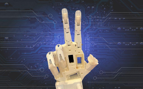 Прототип руки-партнера - реальное фото из лаборатории SKÖLOPENDRA