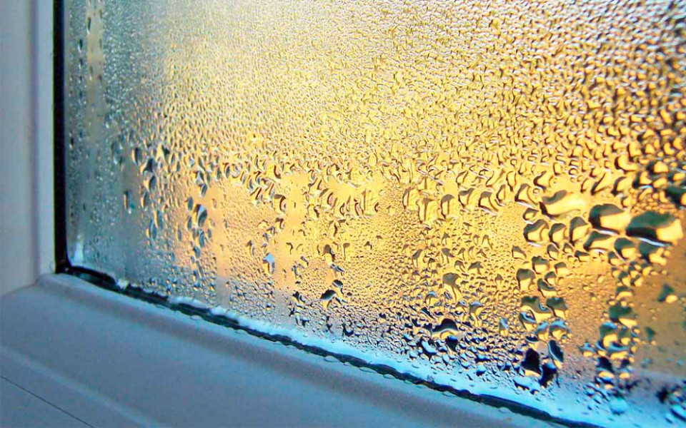 Причины возникновения конденсата на окнах и пути их устранения
