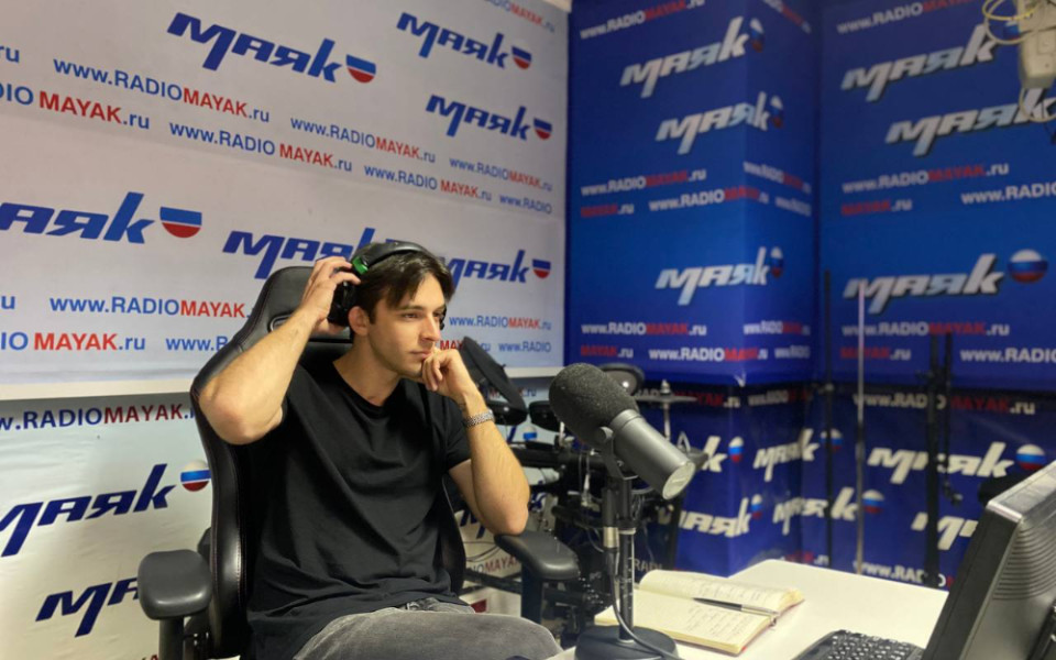 Алексей Зубков в эфире утреннего шоу на радио «Маяк»