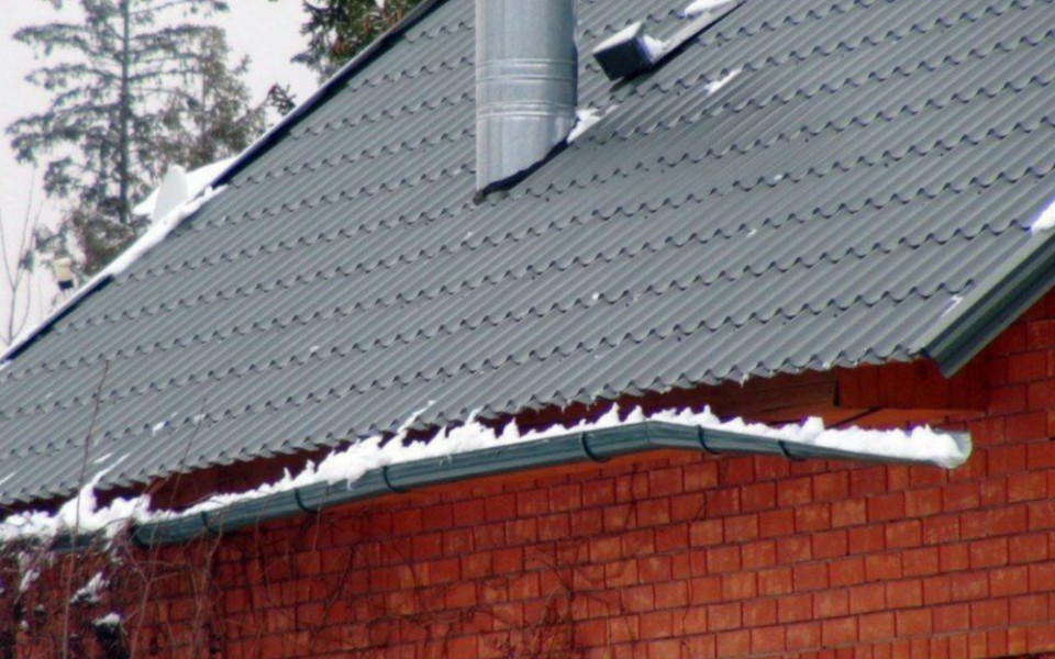 Как установить снегозадержатель на крышу дома