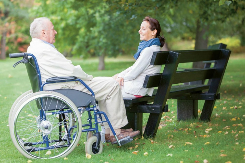 Общение с пожилым инвалидом. Люди с ограниченными возможностями пожилые. Люди с инвалидностью. Общение с инвалидами. Инвалиды люди с ограниченными возможностями.
